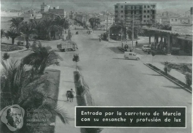 Rotonda de la Plaza de Crevillente el 1 de abril de 1964, con una gasolinera a la derecha y edificios bajos