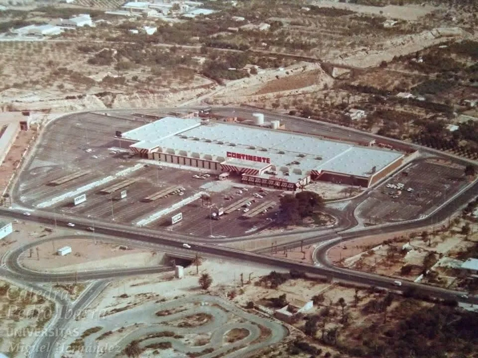 Vista aérea del hipermercado Continente en la carretera de Crevillente de Elche, aislado en el entorno rural